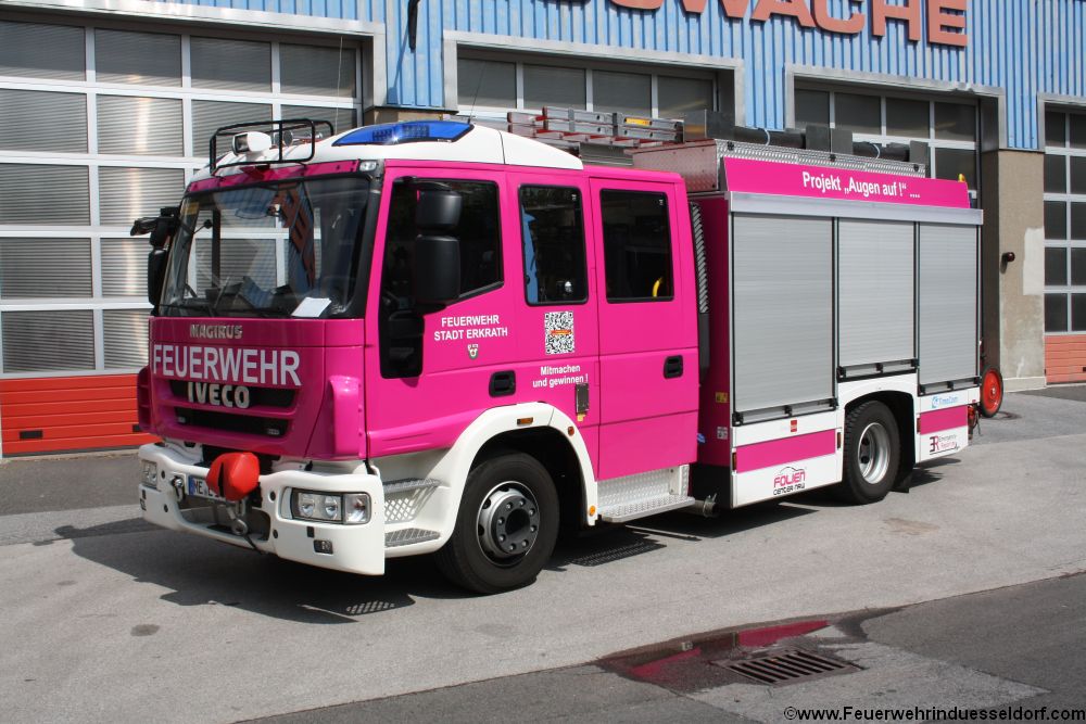 Feuerwehr Erkrath: Pinkes Feuerwehrauto hat schon Riss in der Scheibe